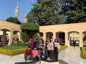 Les laur&eacute;ats devant la tour du Caire
