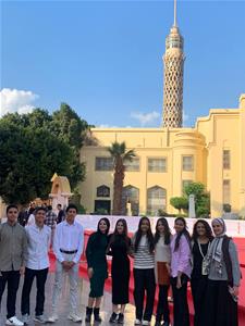 Les laur&eacute;ats devant la tour du Caire