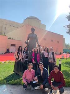 Les laur&eacute;ats avec la statue d'om kalthoum