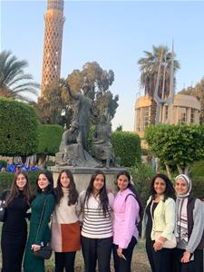 Les laur&eacute;ats devant la tour du Caire