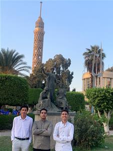 Les laur&eacute;ats devant la tour du Caire