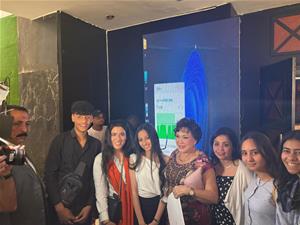  Les laur&eacute;ats de l'atelier avec l'actrice Lebleba