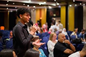 Un des laur&eacute;ats lors d'un debat avec les r&eacute;alisateurs