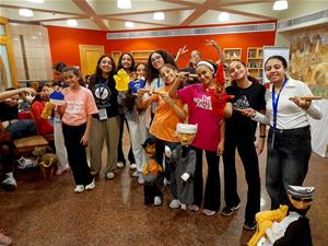 Les participants de l'atelier de th&eacute;&acirc;tre avec les marionettes