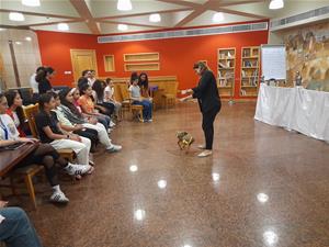 M<sup>me</sup> Marguerite avec les participants de l'atelier de th&eacute;&acirc;tre