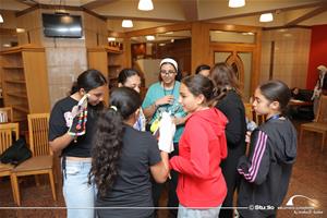 M<sup>me</sup> Marguerite avec les participants de l'atelier de th&eacute;&acirc;tre