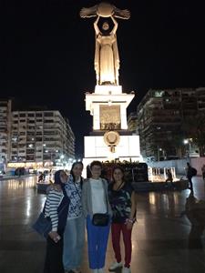 Premi&egrave;re journ&eacute;e , de droite &agrave; gauche, Dr Marwa Elsahn, La directrice du CAF avec M<sup>me</sup> Valerie,M<sup>me</sup> Hemat et M<sup>lle</sup> Doha devant la statue "OM el donia" &agrave; Port-Sa&iuml;d