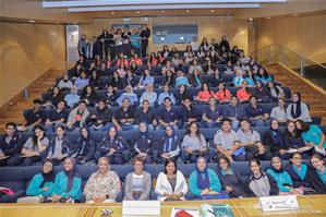 <p style="margin-left:12.8pt">Quatri&egrave;me journ&eacute;e,Photo de groupe pour les &eacute;l&egrave;ves des &eacute;coles d&rsquo;Alexandrie &agrave; la Bibliotheca Alexandrina